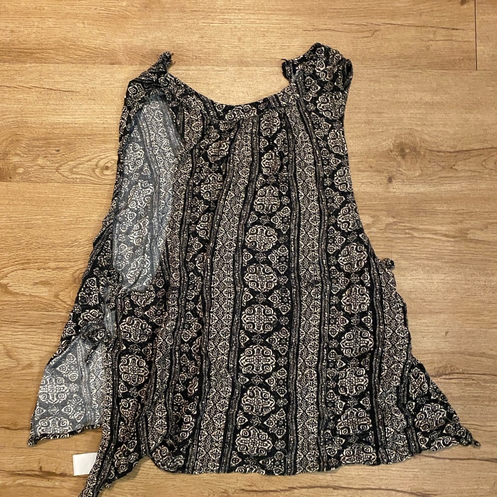 Gentle Fawn Black and White Asymmetrical Sleeveless Blouse - Picture 11 of 11